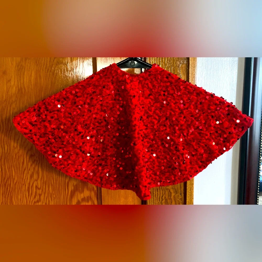 Red sequence neck shall - Picture 3 of 3